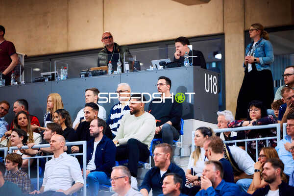 Zuschauer und Offizielle im SNP Dome