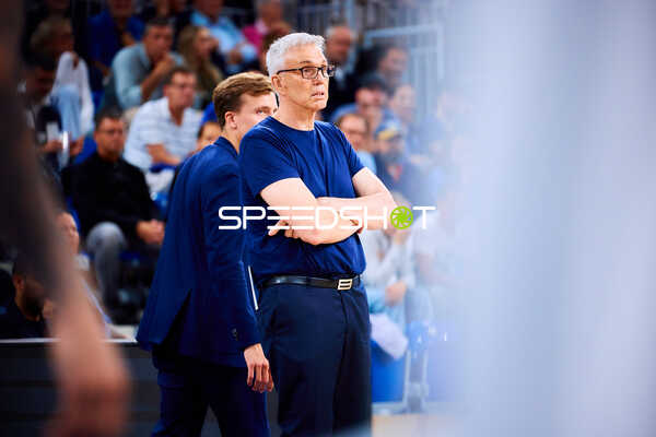 Coach Gordon Herbert (cheftrainer; FC Bayern Basketball) an der Seitenlinie