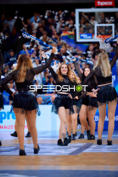 Cheerleader tanzen auf Court