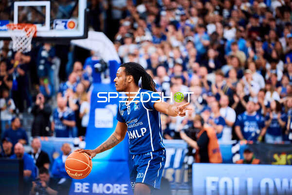 DJ Horne (0; MLP Academics Heidelberg) dribbelt den Ball