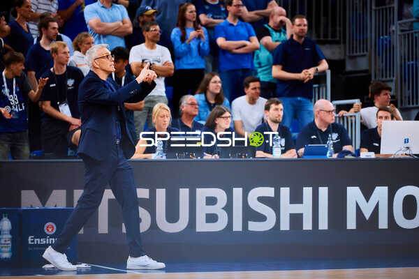 Coach Gordon Herbert (cheftrainer; FC Bayern Basketball) an der Seitenlinie