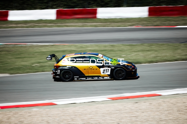 Rennfahrzeug auf der Rennstrecke