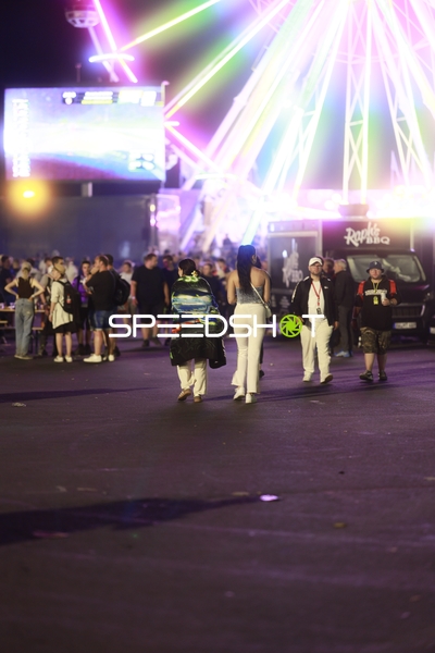 Menschen laufen auf Straße