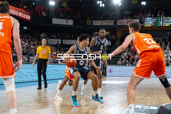 Spielaktion mit Jack Kayil (7; Alba Berlin) und 22; Rasta Vechta