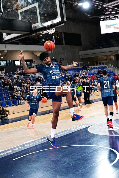 Dusan Neskovic (7; MLP) holt Rebound