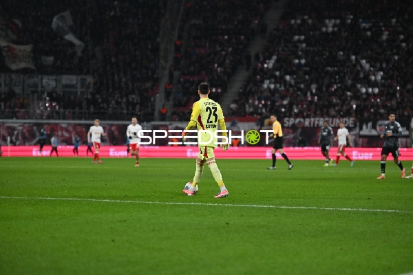 Torwart Michael Zetterer (23; Eintracht Frankfurt) mit Ball