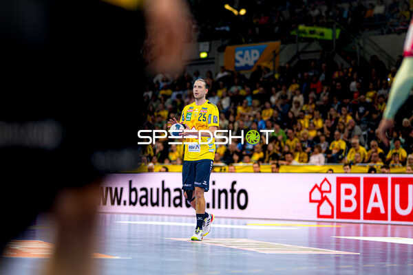 Handball I Olle Forsell-Schefvert (25; Rhein Neckar Löwen) hält Ball