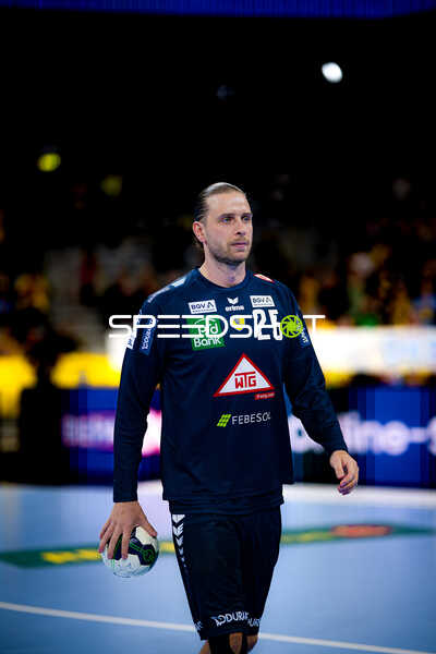 Spieler mit Ball in der Halle