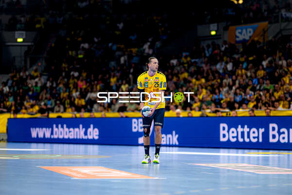 Spieler Olle Forsell-Schefvert (25; Rhein Neckar Löwen) hält den Ball