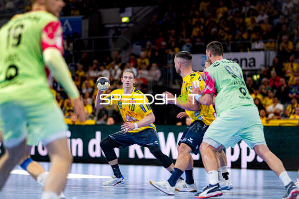 Juri Knorr hält den Ball