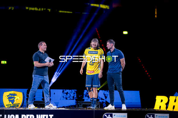 Spieler und Gäste in Halle