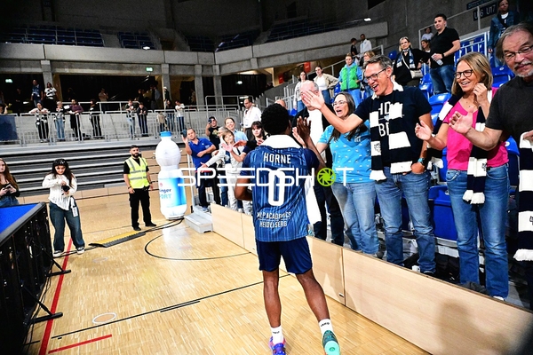 DJ Horne (0; MLP) jubelt mit Fans