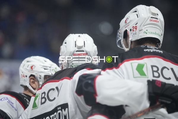 Teamaktion von Erik Brännström (26; Lausanne HC), 29; Lausanne HC und Jason Fuchs (14; Lausanne HC)