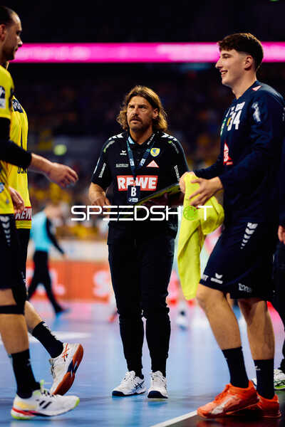 Trainer mit Valentin Willner (34, Rhein Neckar Löwen) und Sebastian Hinze (110, Rhein Neckar Löwen)