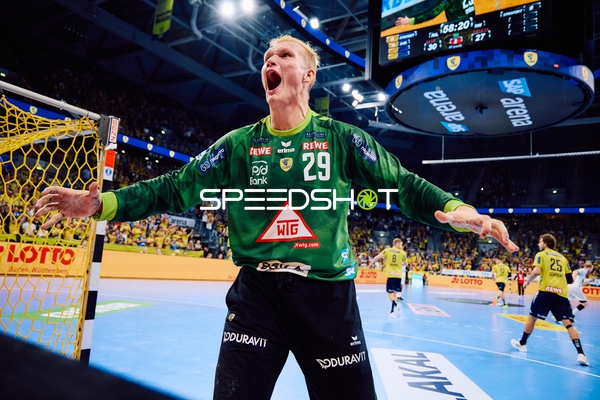 Torhüter der Rhein Neckar Löwen jubelt über eine gelungene Abwehraktion.