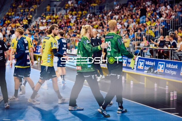 Spieler beider Teams verlassen das Spielfeld nach dem Match.