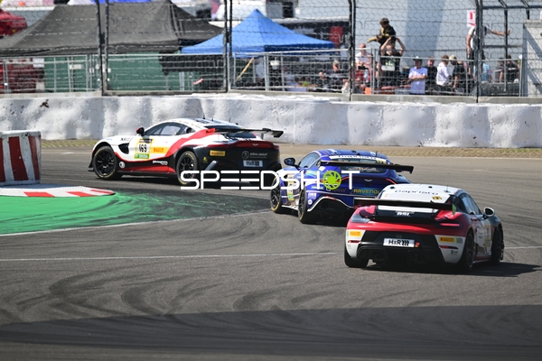 Drei Rennfahrzeuge auf der Rennstrecke