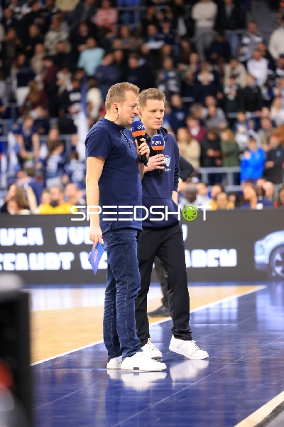 Interview mit Moderatoren am Spielfeldrand