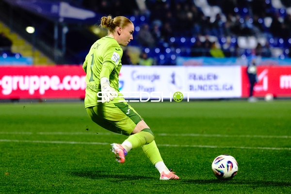 Torwart Laura Dick (1; TSG Hoffenheim Frauen) mit Ball