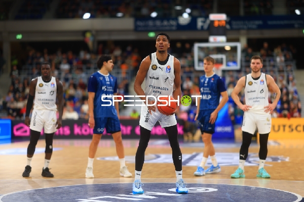 David NGuessan (1; Basketball Löwen Braunschweig) mit Ball in Aktion