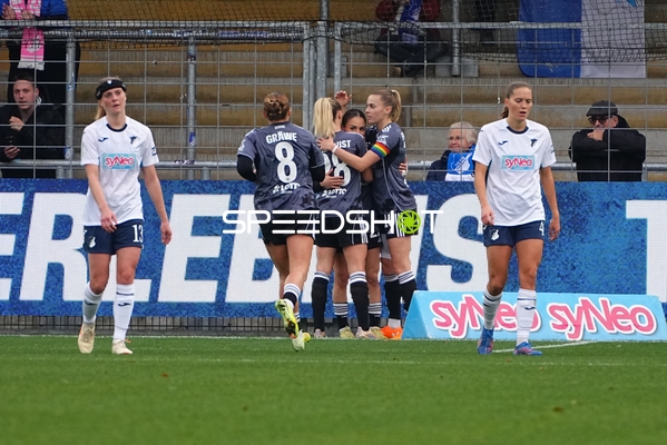 Spieler feiern Torerfolg