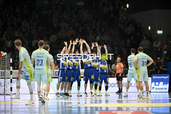 Abwehrmauer von Tillman Leu (99; ThSV Eisenach) und Teamkollegen