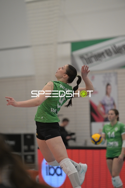 Lydia Stemmler (13; Schwarz-Weiß Erfurt) schmettert