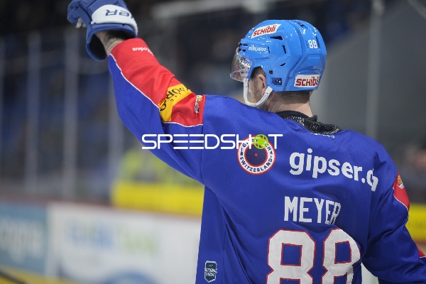 Dario Meyer (88; EHC Kloten) hebt Arm