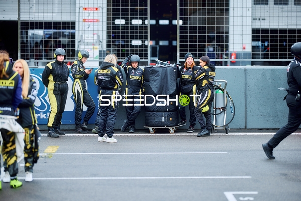 Team GITI TIRE MOTORSPORT BY WS RACING an Boxenmauer