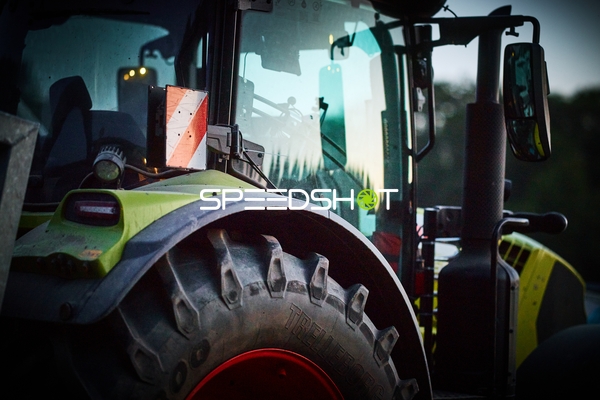 Landwirtschaftlicher Traktor bei Abendlicht