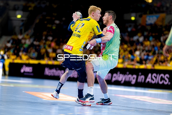 Spieler kämpfen um Ball