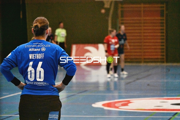 Torhüterin im blauen Trikot beobachtet Spielfeld