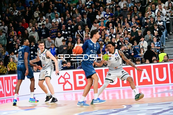 Samuell Williamson (10; MLP Academics Heidelberg) mit Ball in Aktion