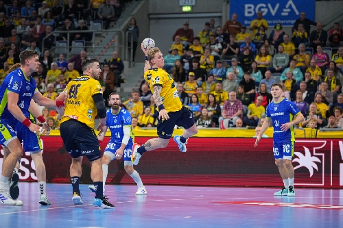 Edwin Aspenbäck (78; Rhein Neckar Löwen) mit Wurf im Angriff