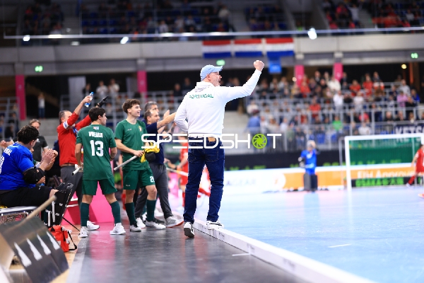 Fabio Vieira (13; Portugal) und Trainer von Portugal jubeln
