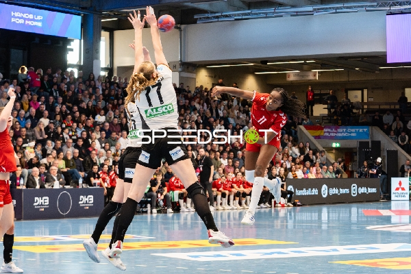 Wurf von Clairebel Coker (11; Schweiz) gegen Block von 17; Deutschland