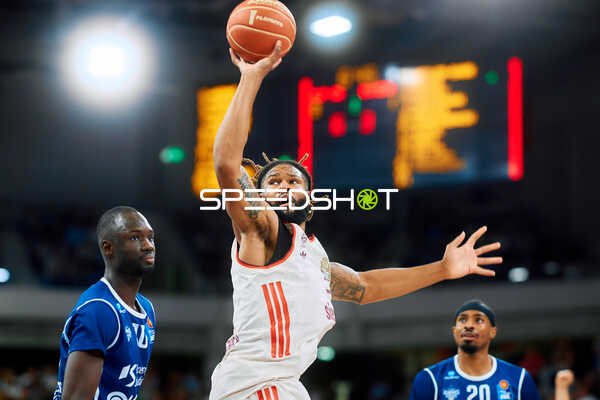 Wurfversuch von Devin Booker (31; FC Bayern Basketball)
