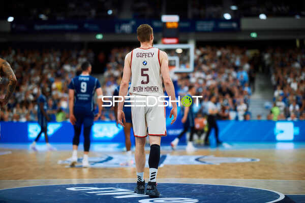 Spieler Niels Giffey (5; FC Bayern Basketball) und Paul Zipser (9; MLP Academics Heidelberg) auf Court