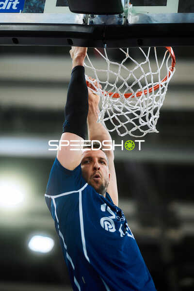 Paul Zipser (9; MLP Academics Heidelberg) macht Dunk