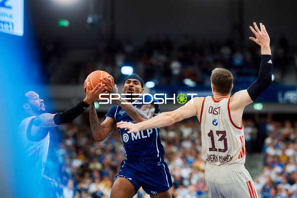 Zweikampf Michael Weathers (20; MLP Academics Heidelberg) gegen Andreas Obst (13; FC Bayern Basketball) Spieler Michael Weathers (20; MLP Academics Heidelberg) und Andreas Obst (13; FC Bayern Basketball) kämpfen im Zweikampf um den Ball auf dem Court. easyCredit BBL Playoffs Halbfinale – Spiel 4, MLP Academics Heidelberg – FC Bayern München Basketball im SNP-Dome in Heidelberg am 10.06.2025. - Andreas Obst, Michael Weathers, Shabazz Napier