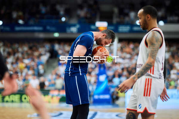 Paul Zipser (9; MLP Academics Heidelberg) mit Ball, Carsen Edwards (3; FC Bayern Basketball) verteidigt Paul Zipser (9; MLP Academics Heidelberg) hält den Ball fest, auf dem Court im SNP-Dome in Heidelberg easyCredit BBL Playoffs Halbfinale – Spiel 4, MLP Academics Heidelberg – FC Bayern München Basketball im SNP-Dome in Heidelberg am 10.06.2025. easyCredit BBL Playoffs Halbfinale – Spiel 4, MLP Academics Heidelberg – FC Bayern München Basketball im SNP-Dome in Heidelberg am 10.06.2025. - Carsen Edwards, Paul Zipser
