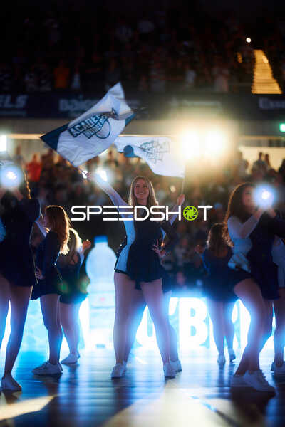 Cheerleader mit Fahnen
