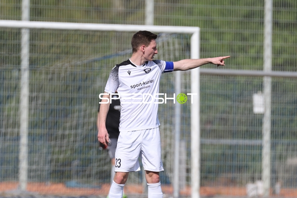 Spieler von FV Fortuna Heddesheim zeigt Richtung Spielfeld