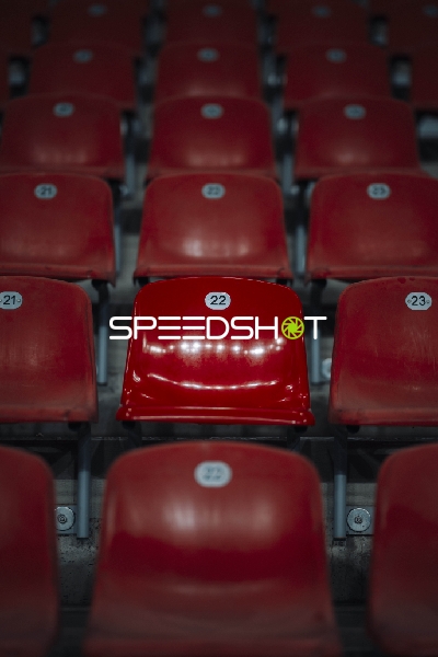 Leere Tribünenplätze BayArena