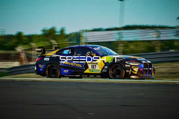 BMW M4 GT4 auf der Rennstrecke