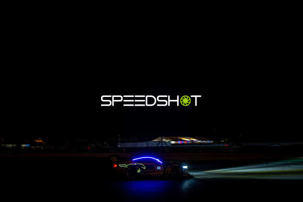 Rennfahrzeug bei Nacht am Nürburgring