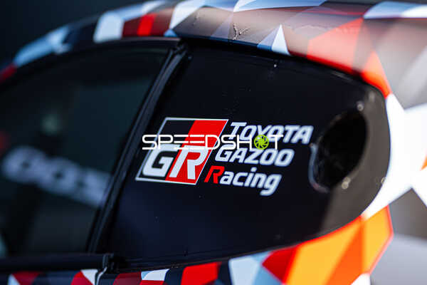 Rennfahrzeug mit Toyota Gazoo Racing Logo