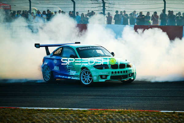 Rennfahrzeug driftet am Nürburgring