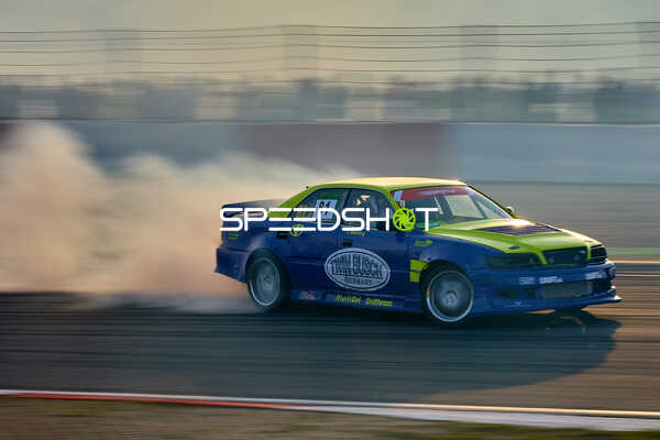 Driftendes Fahrzeug auf der Rennstrecke