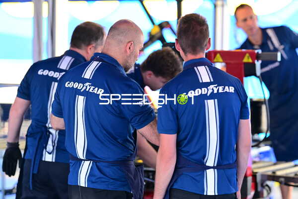 Mechaniker-Team in der Boxengasse